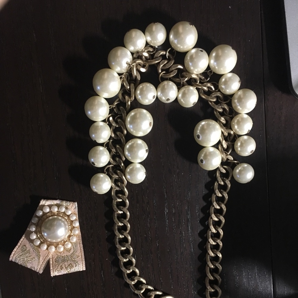 Vintage faux pearl necklace and brooch set